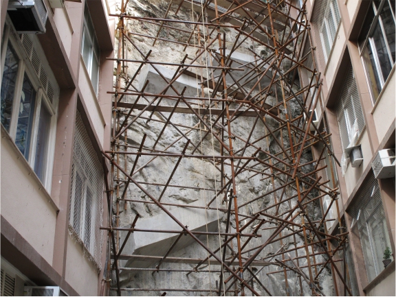 Fixação de Tela de Alta resistência Maccaferri - Rua do Russel na Gloria-RJ - Obra em andamento