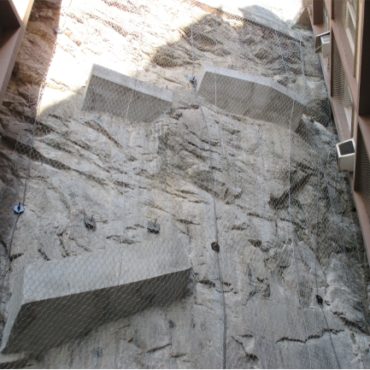 Fixação de Tela de Alta resistência tipo Maccaferri - Rua do Russel na Gloria-RJ - Obra concluída