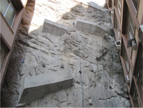 Fixação de Tela de Alta resistência tipo Maccaferri - Rua do Russel na Gloria-RJ - Obra concluída