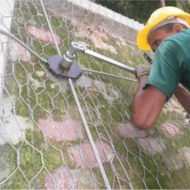 Fixação de Tela de Alta resistência tipo Maccaferri - Rua Almirante Guilobel - Lagoa-RJ - Obra em andamento