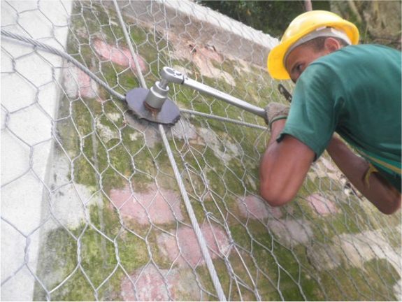 Fixação de Tela de Alta resistência tipo Maccaferri - Rua Almirante Guilobel - Lagoa-RJ - Obra em andamento