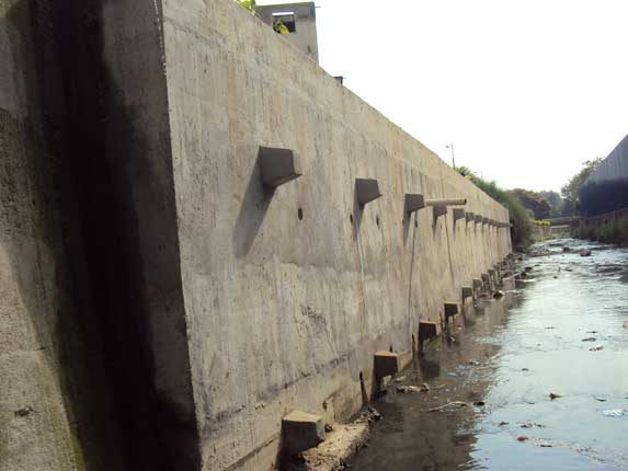 Reconstrução do muro de canalização do Rio Quitungo-RJ