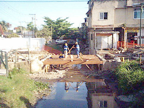 Construção de Ponte sobre Rio em Curicica RJ