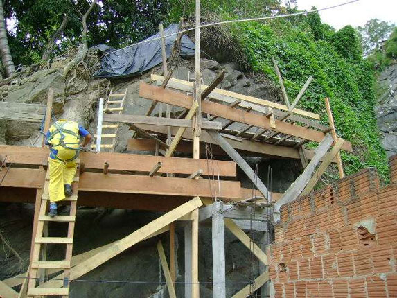 Contrafortes em concreto Armado GEO-RIO-RJ